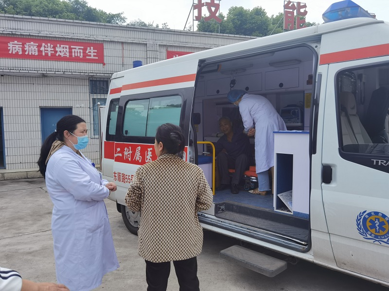 第二附属医院服务保障高坪区新冠疫苗接种工作