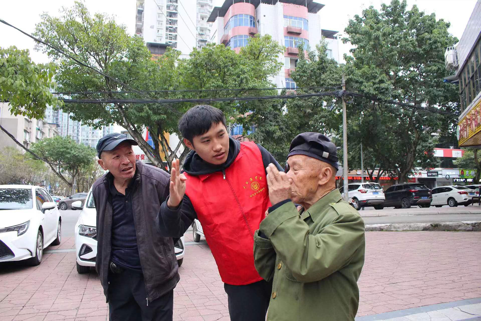 研究生会开展“践行雷锋精神 义诊普惠民生” 主题义诊活动