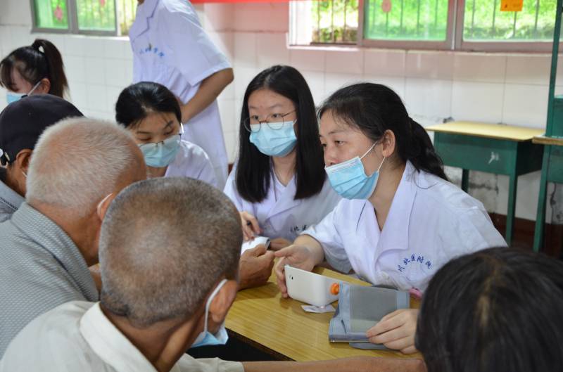 我校农工党医疗专家下乡义诊“医”心为民