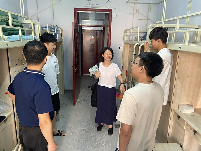 开学季——药学院领导深入宿舍走访慰问返校学生