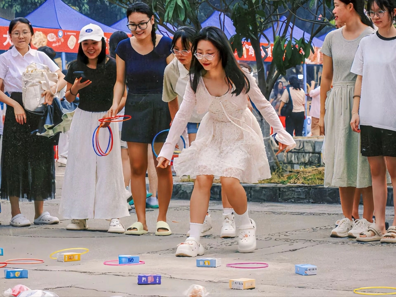 我校第三届美食文化节开幕