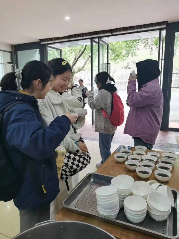 后勤管理处为全校师生免费熬制预防甲流的中药汤剂