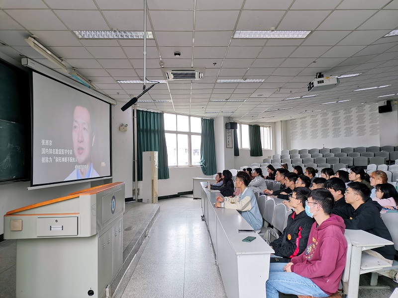 口腔医学系党总支组织学生观看《榜样5》专题节目