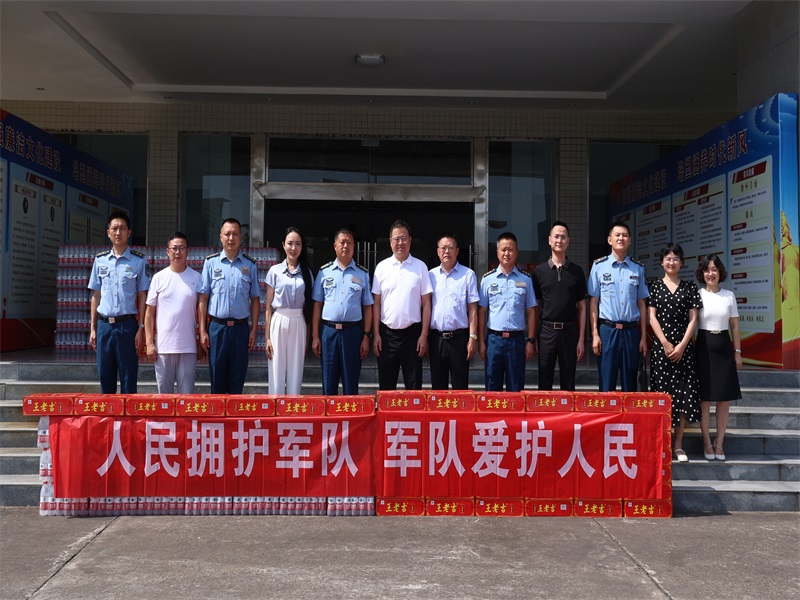 学校开展“八一”建军节慰问活动