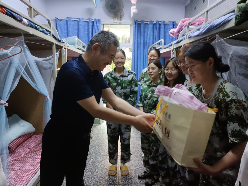 校领导深入寝室走访2021级新同学