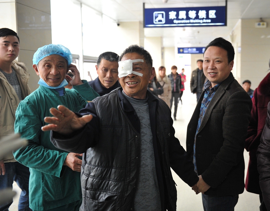 我校《医疗扶贫送光明》作品入选四川省第17届摄影艺术展