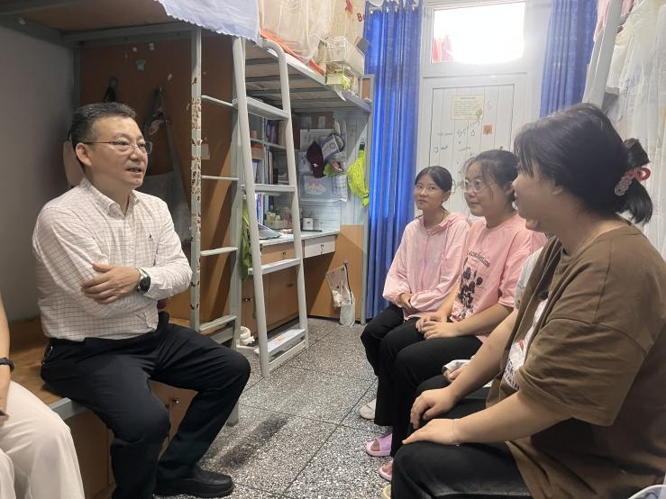 何永斌副校长走访运动医学与康复学院新生宿舍
