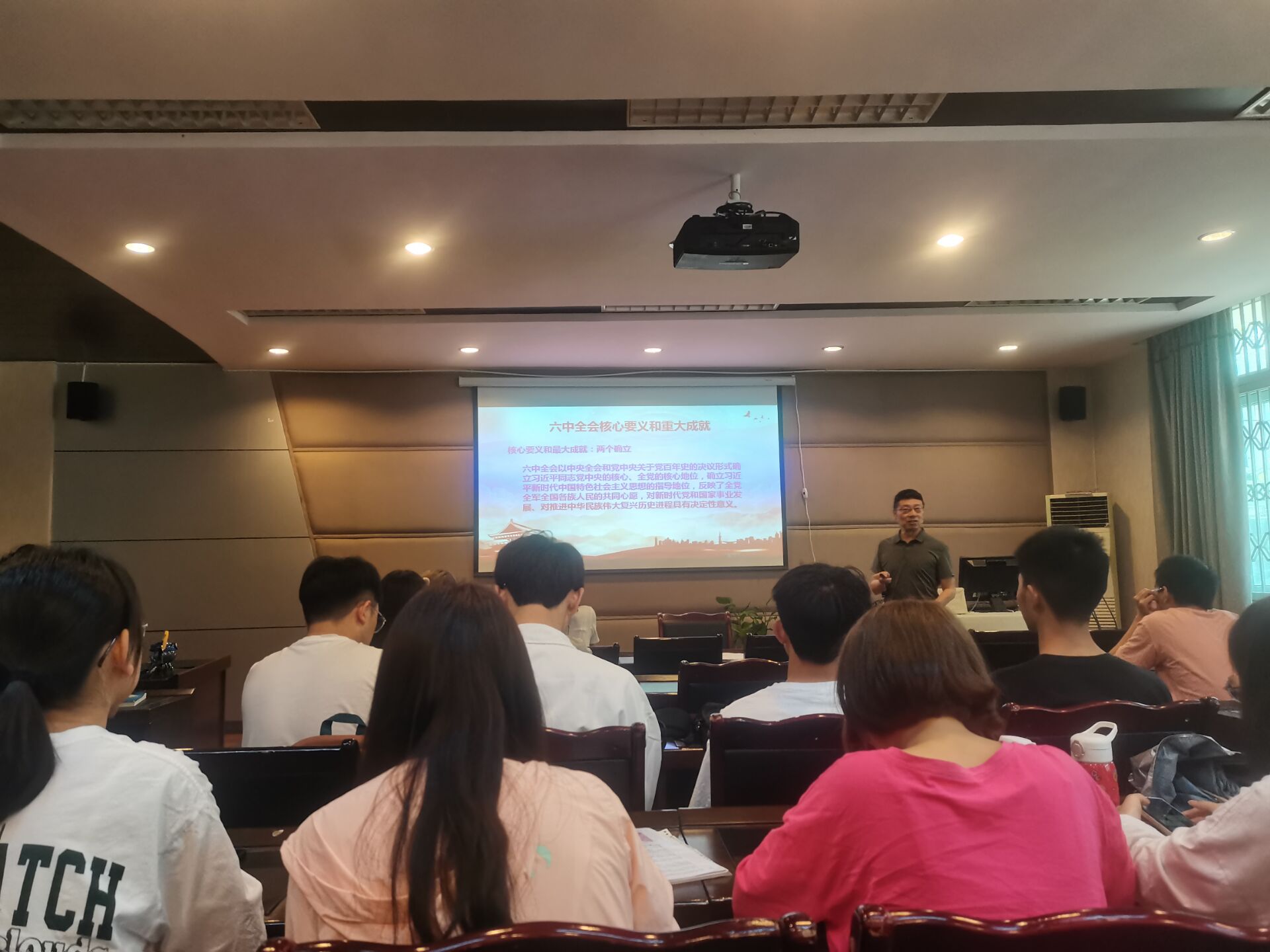 兰海涛作“强化班风学风建设、争做全面素质人才”专题思政课