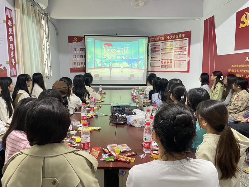 医学检验系党总支、“云聚红心”党建工作室组织收看四川省第八届学生“学宪法，讲宪法”总决赛颁奖典礼直播