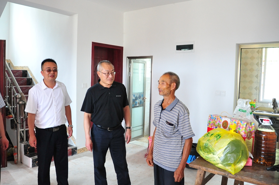 学校领导端午节前夕赴千坵村看望慰问结对帮扶户