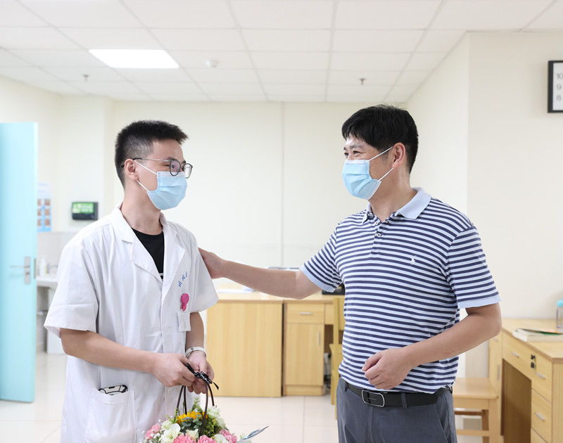 情暖医师节！我校附属医院党政领导深入科室看望慰问一线医务人员