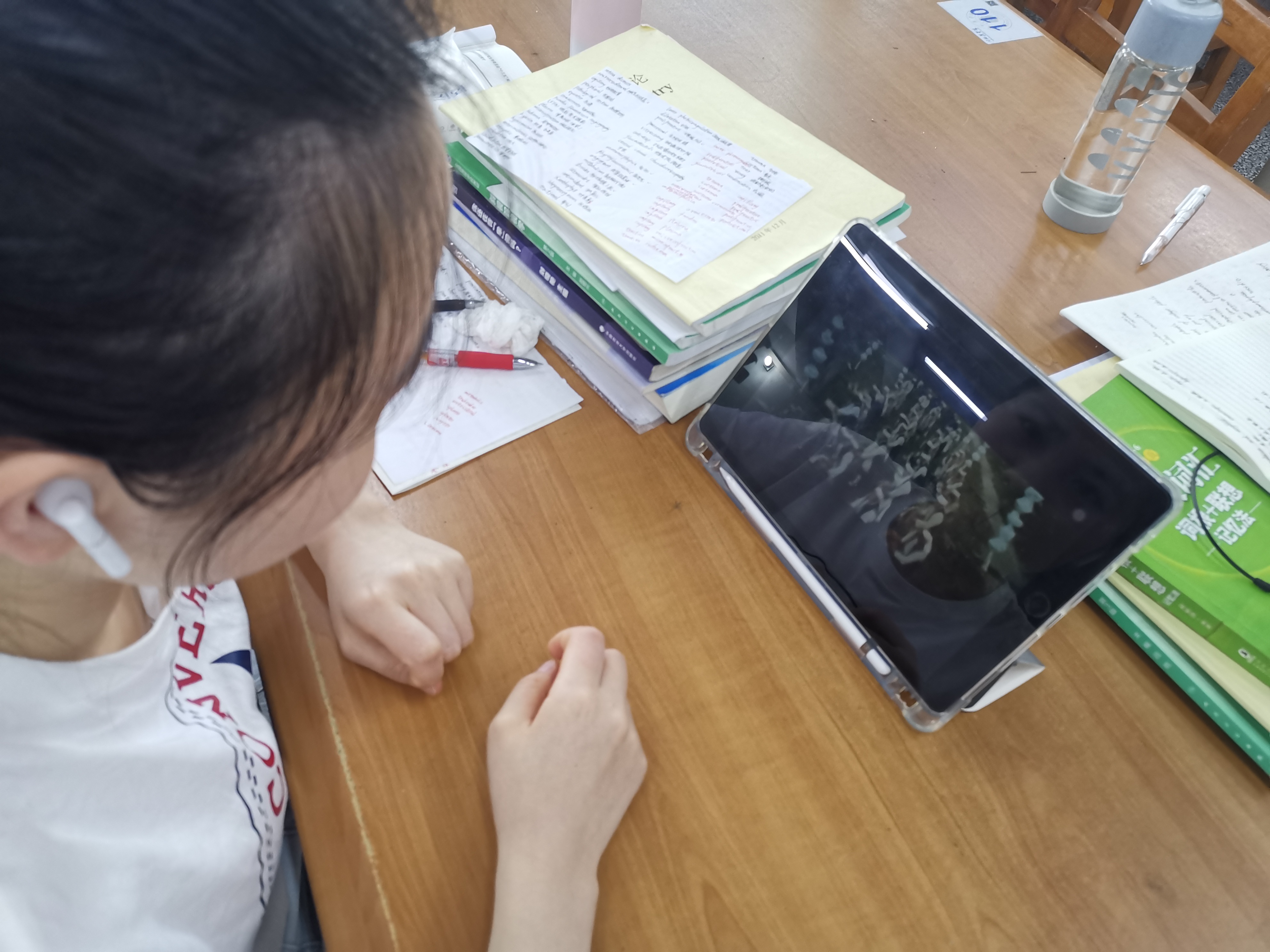 眼视光学系开展 《红色土司》观影活动