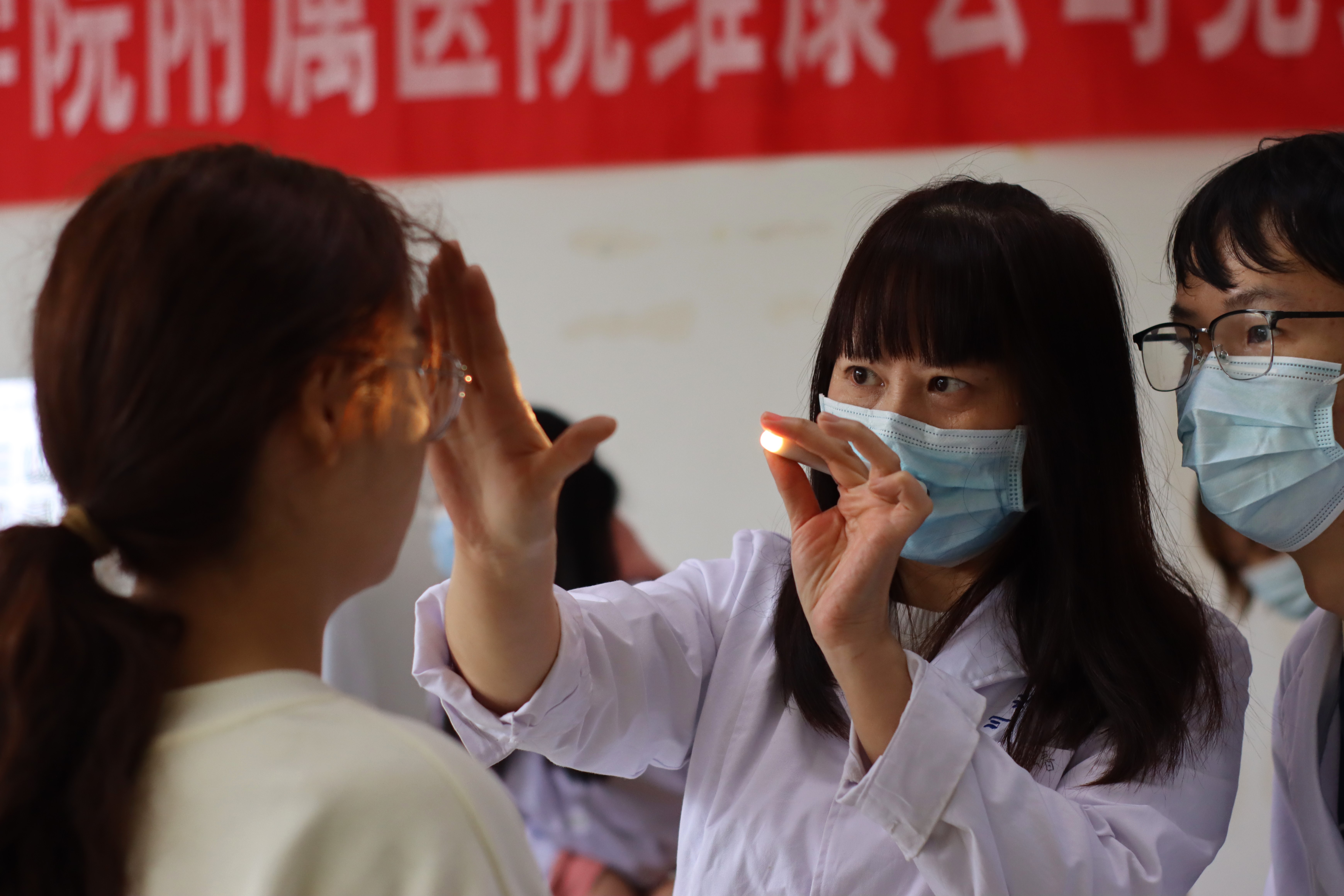 眼视光学党总支开展“我为群众办实事”眼健康检查