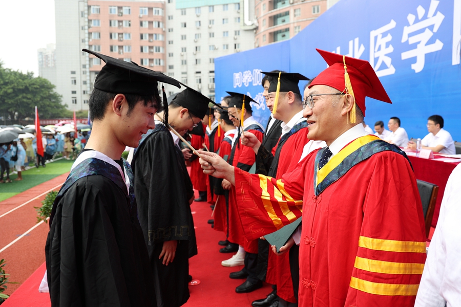 风里雨里，母校欢送你：我校举行2021届学生毕业典礼