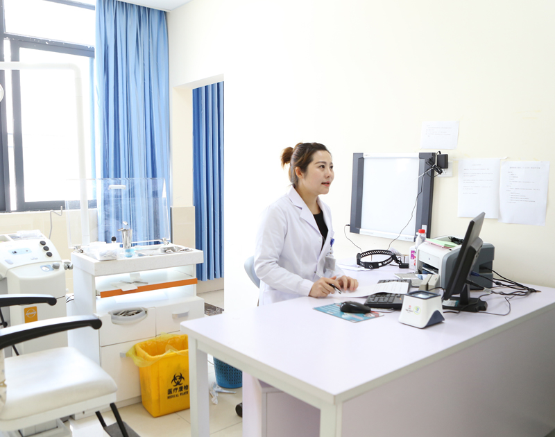 我校附属医院医生上班途中抢救危重病人