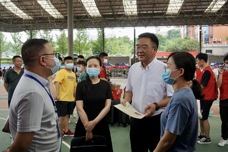 金桂飘香迎新生,骄阳似火绽青春