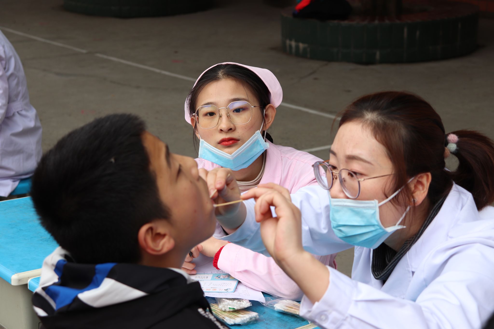 爱心帮扶进学校 健康义诊暖人心