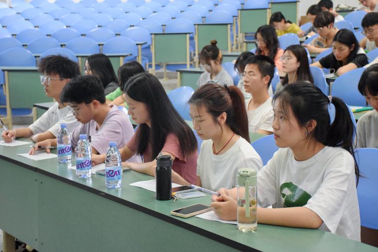 【英文戏剧小品协会】“给青年人的诗”诗歌朗诵比赛