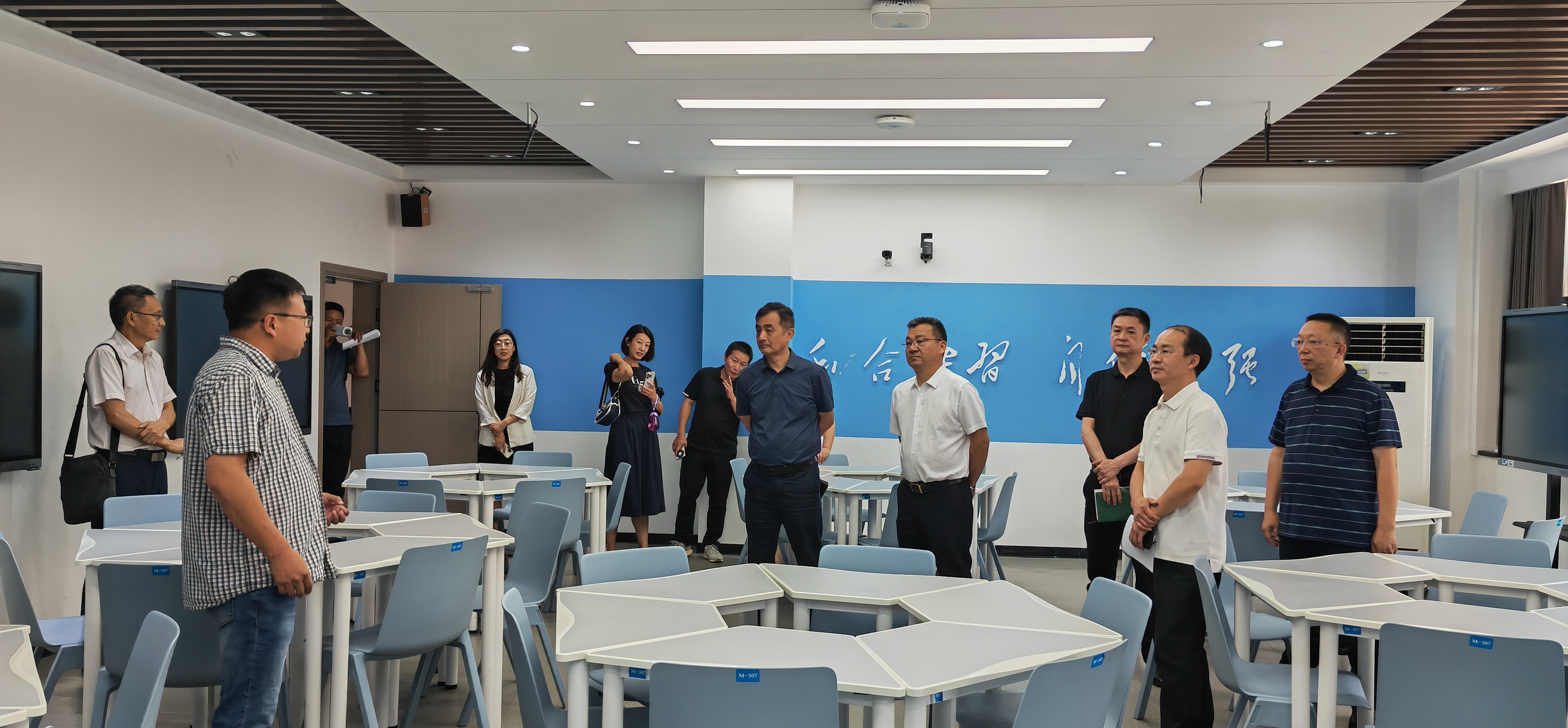 学校领导带队对接上级主管部门并调研高校校区建设