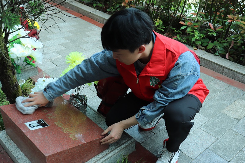 临床医学系党总支开展“缅怀先烈守初心，重温党史建新功”清明祭奠活动