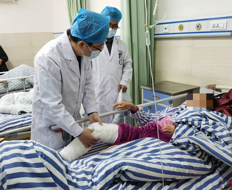 多亏了你们！甘洛县人民医院成功完成高难度 全膝关节置换手术