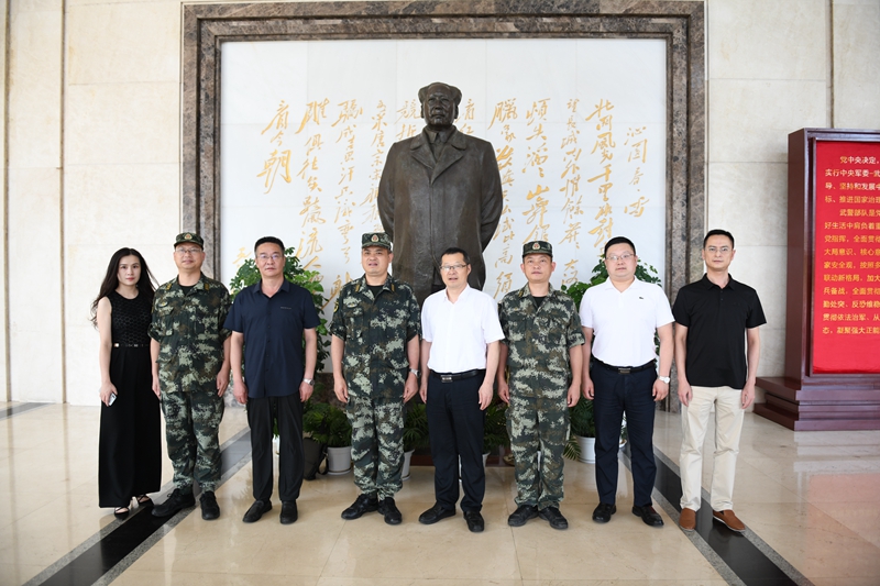 学校领导慰问驻市武警官兵