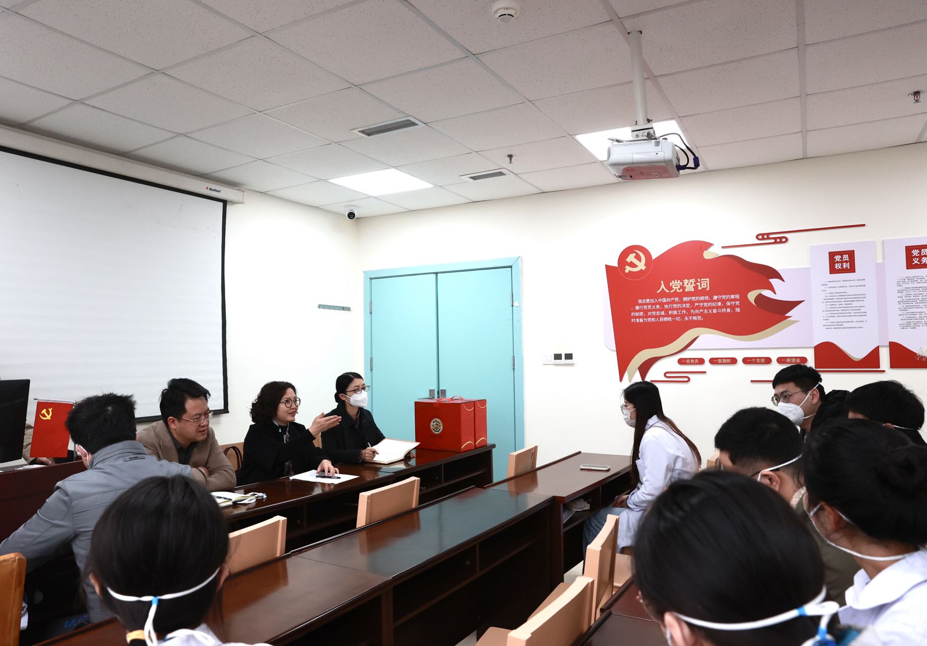 学校研究生工作部（处）寒假、春节前夕走访慰问研究生