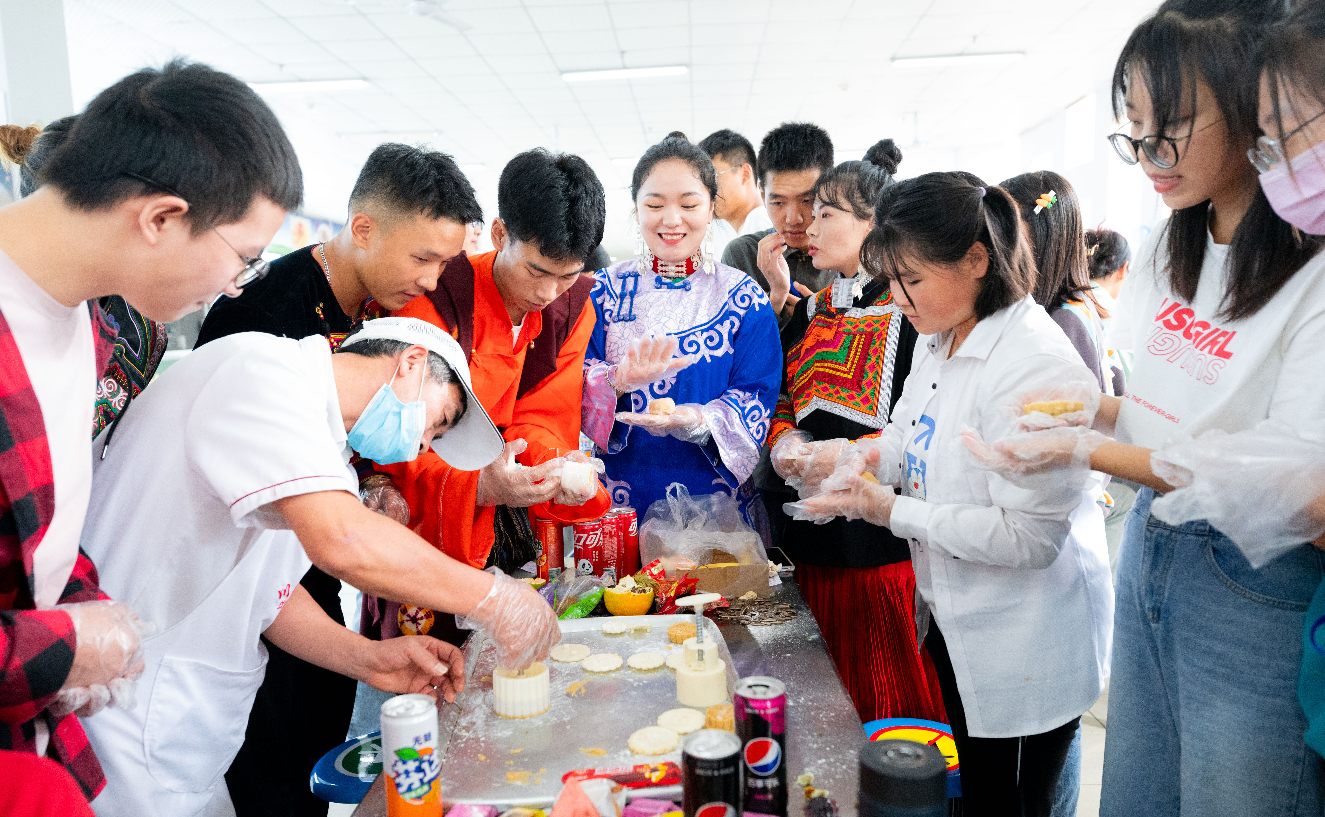 我校举办“我邀明月颂党恩,民族情深共前行”中秋民族联谊活动