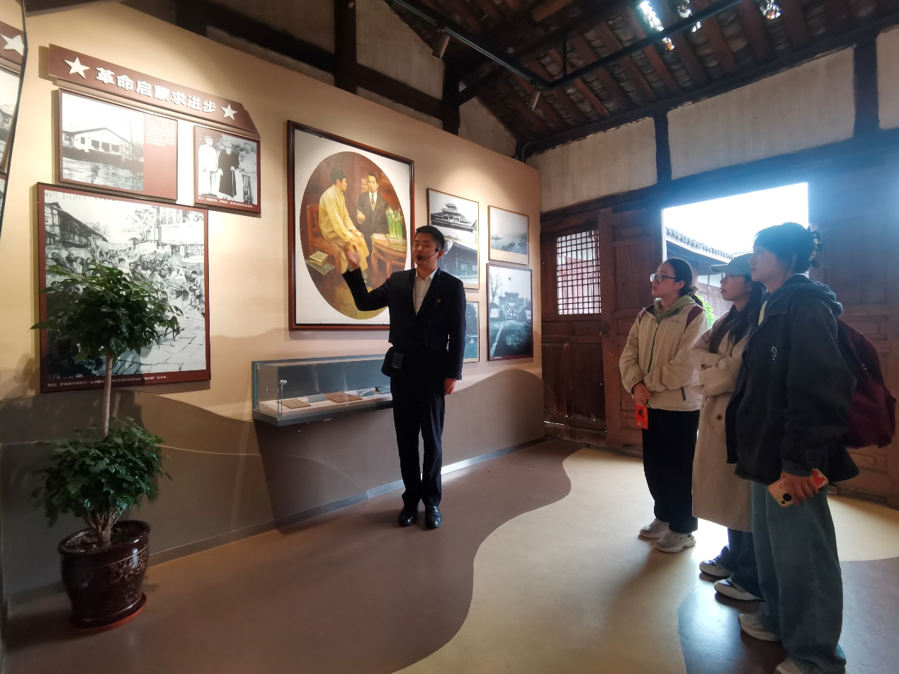 李冬阳老师带研究生赴罗瑞卿故居开展“传承红色基因、学思践悟中国共产党人精神谱系”宣传教育实践活动