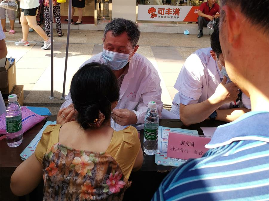 川北医学院党外专家送医下乡:让百姓得实惠 促学生快成长