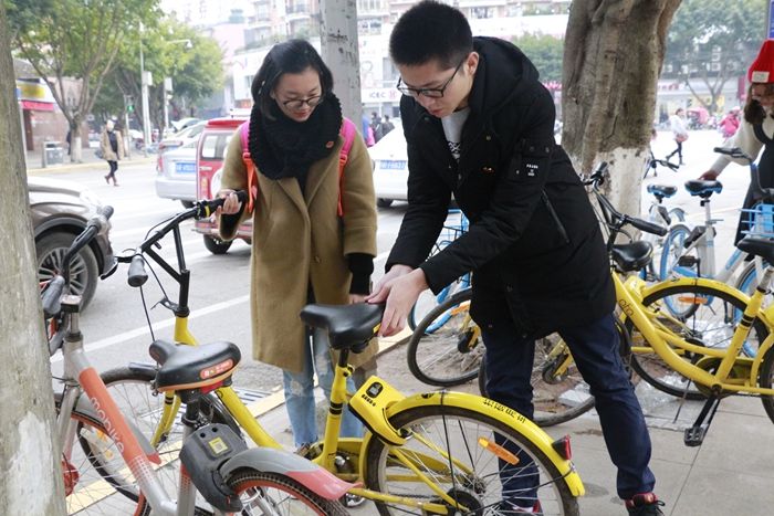 我院党支部开展“党员先行--绿色共享”志愿活动