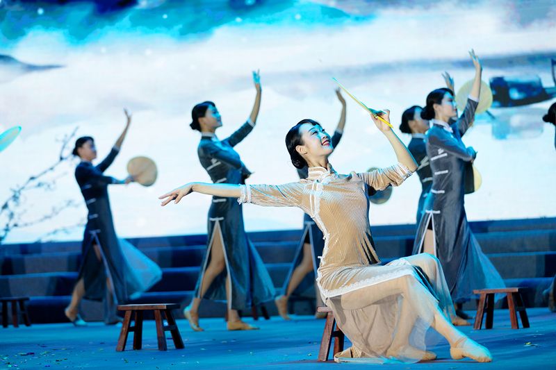 学校举办庆祝第110个国际护士节“承百年伟业 弘护理仁心”文艺晚会