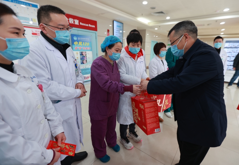 校领导除夕看望慰问坚守岗位教职员工、留校留学生