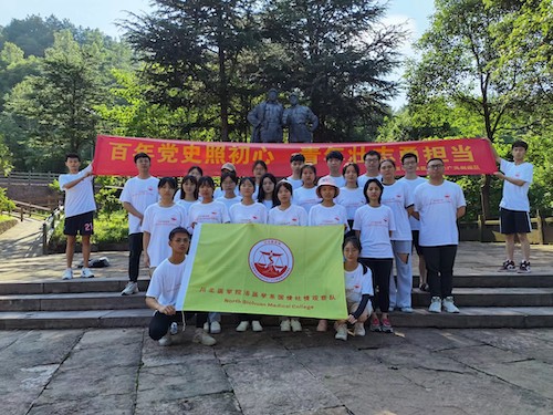 游纪念馆缅怀先辈,激昂青春宣誓红色