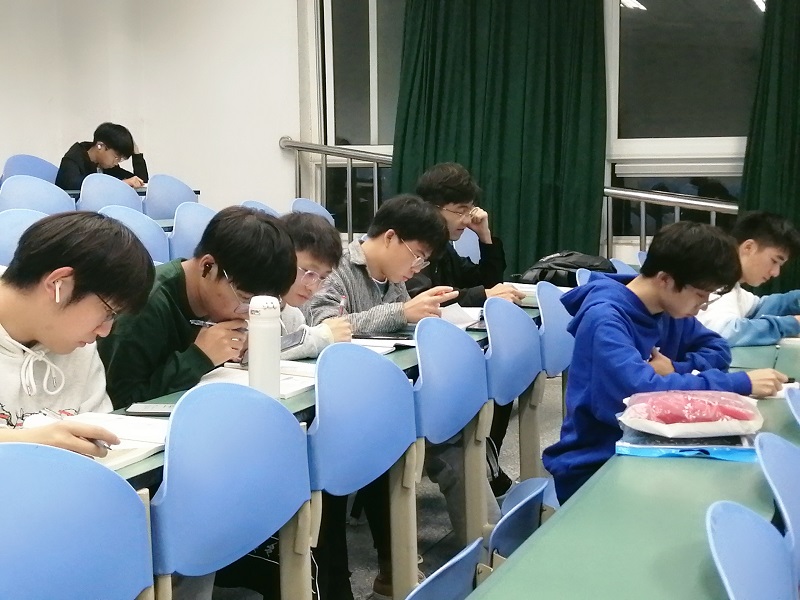 眼视光学系开设“移动教室”