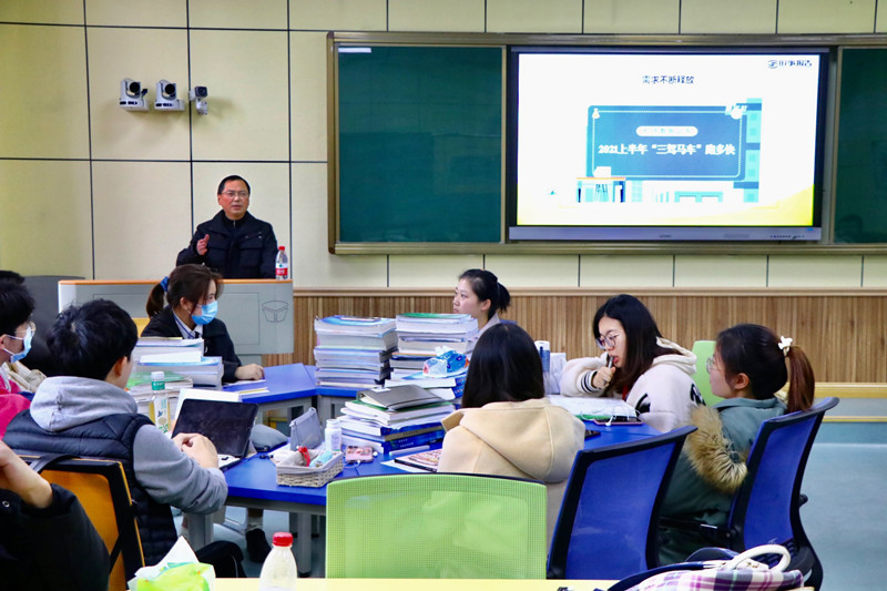 校领导深入临床医学系讲授形势政策课