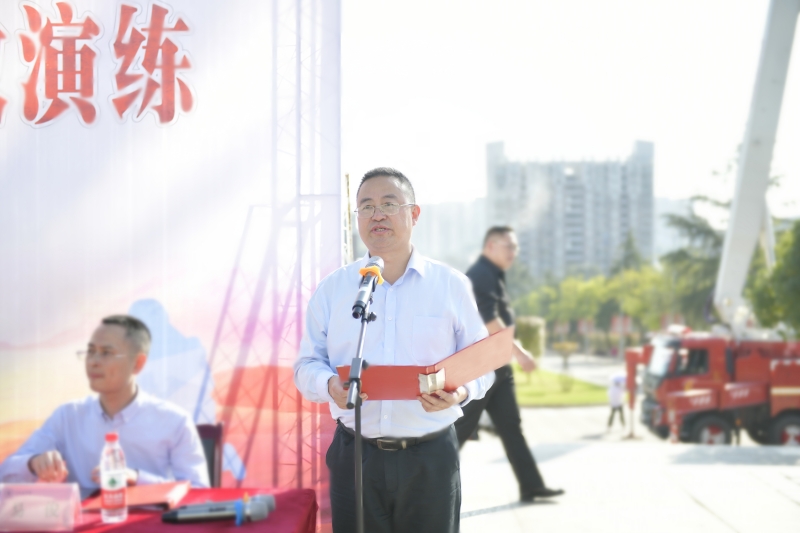 学校举行消防应急疏散演练