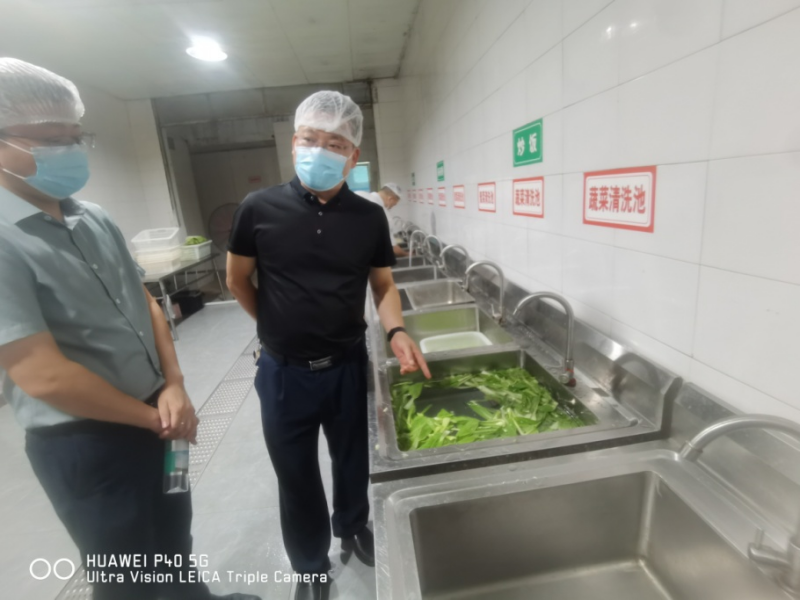 何永斌副校长到学校食堂检查指导工作