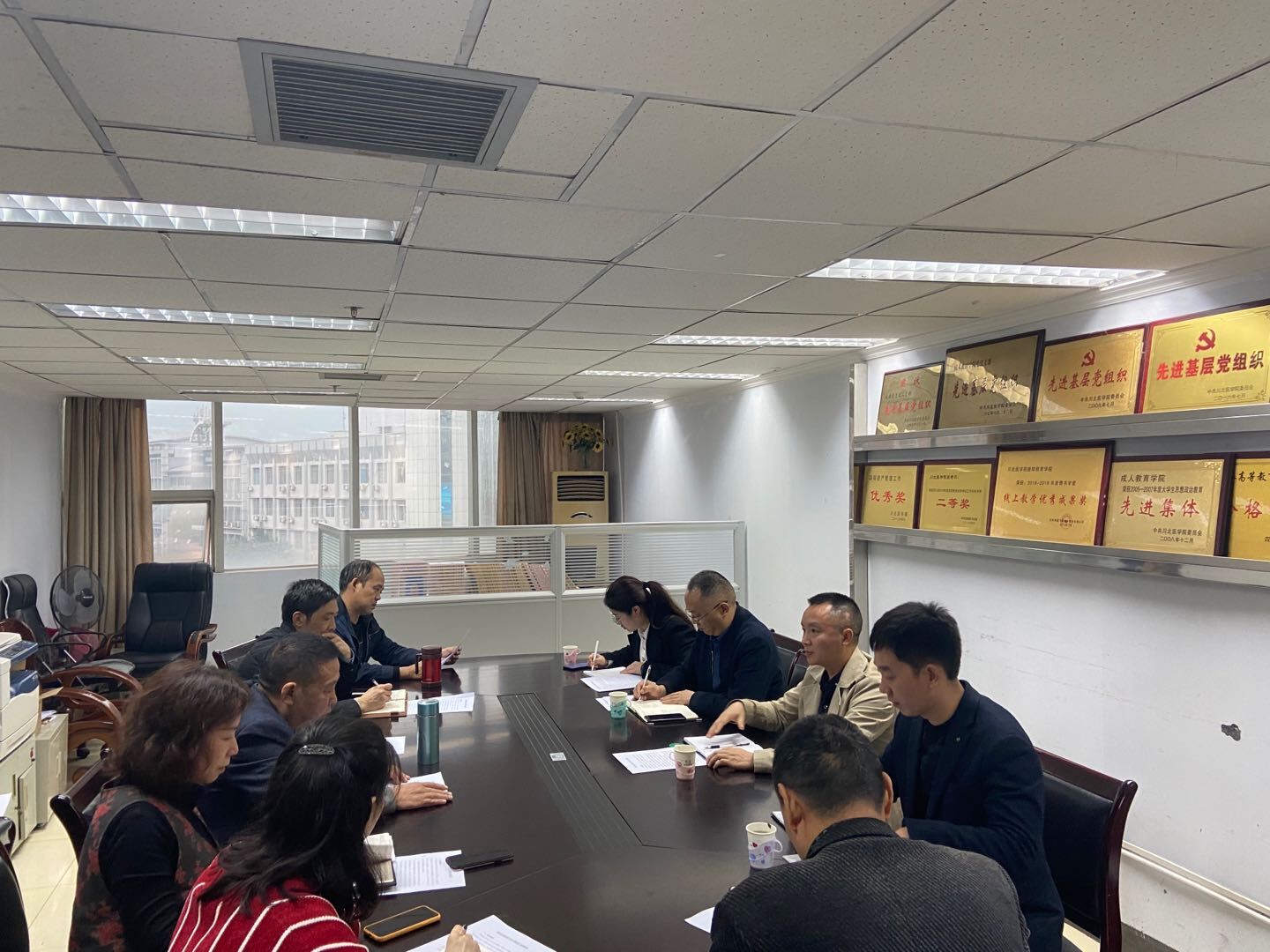 重庆市渝东卫生学校校长万成绪一行来我院交流座谈