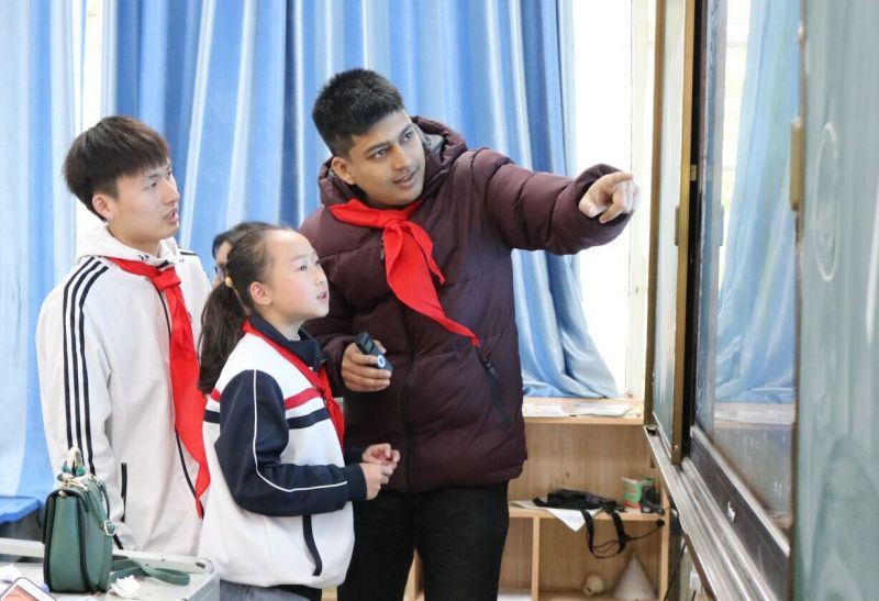 国际教育交流学院开展主题小学公益行活动