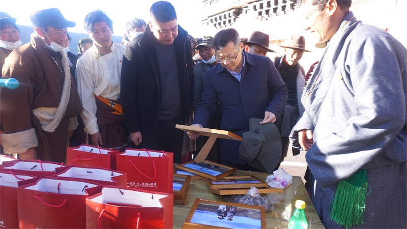 黄平带队赴稻城县检查调研乡村振兴工作