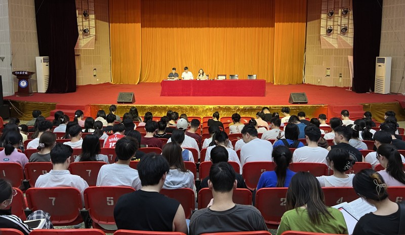 临床医学院学生工作党总支召开深入学习贯彻习近平新时代中国特色社会主义思想主题教育集中学习研讨会