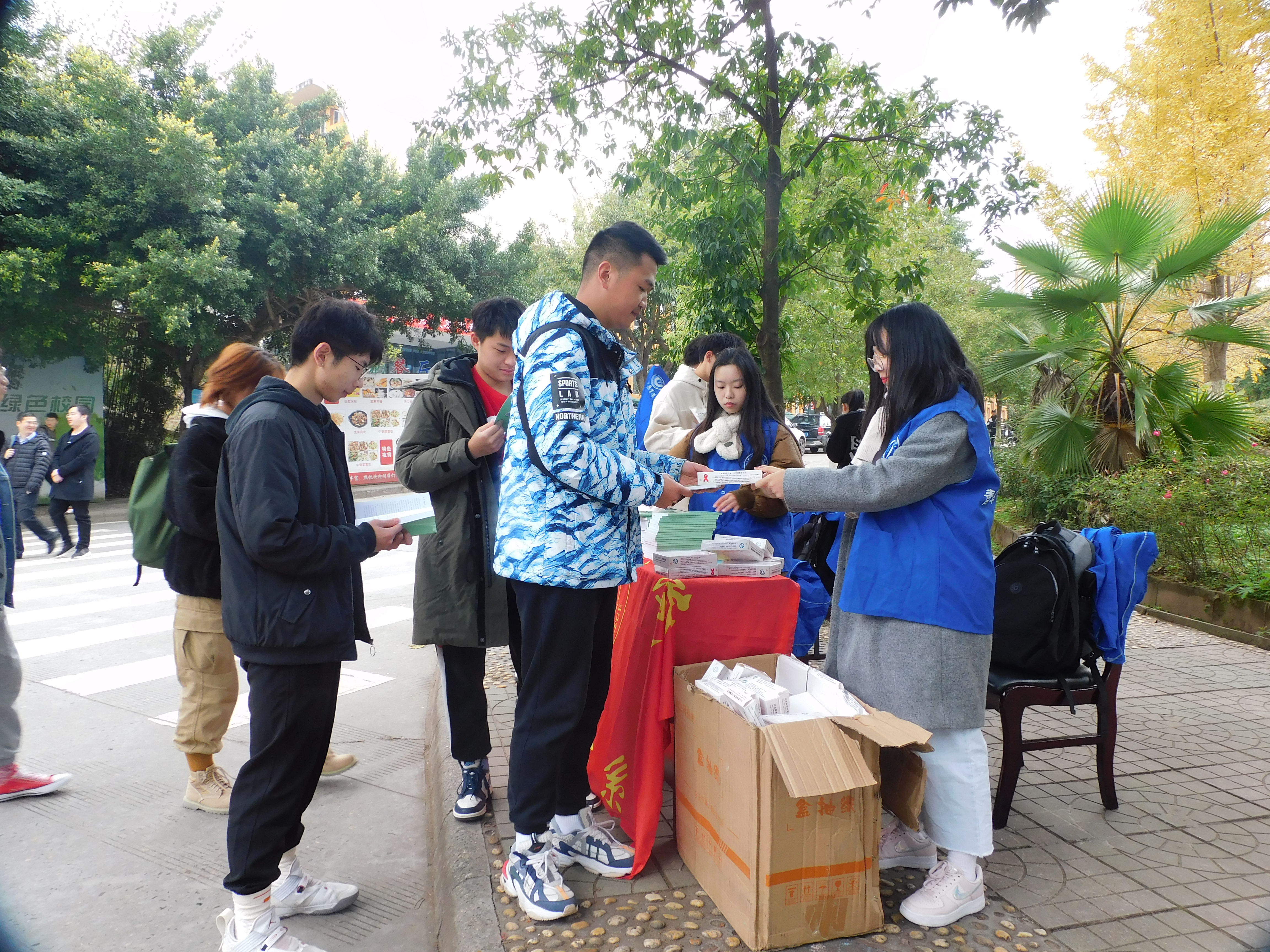 预防医学系开展防艾知识宣传活动