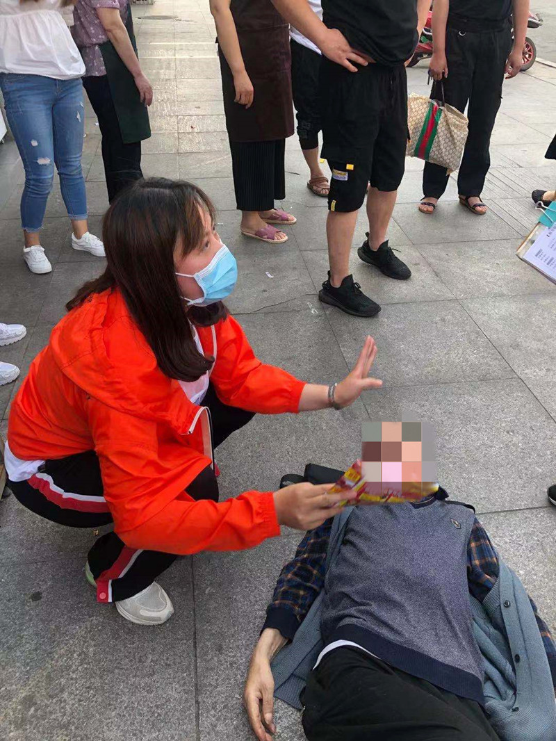 护士施救摔倒老人得到儿子夸赞：妈妈，你救人的样子真美！