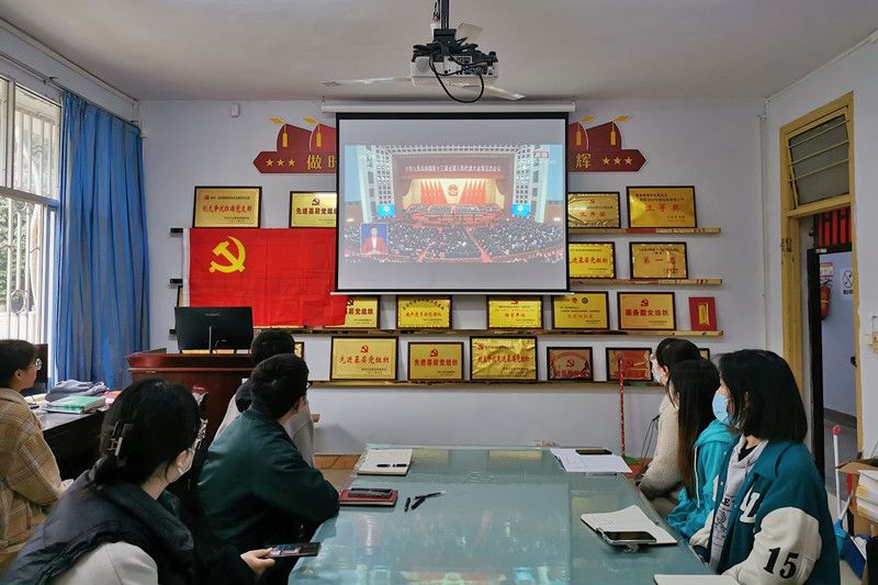 医学影像学院师生高度关注全国“两会”