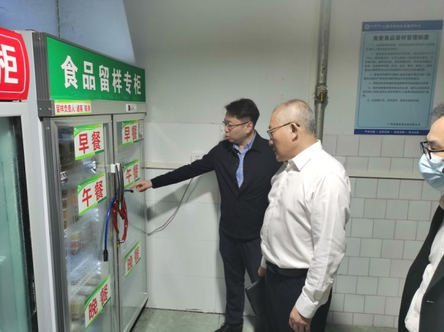 杜勇校长深入食堂检查指导食品安全工作