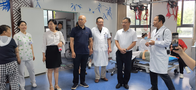 学校副校长何永斌一行赴重庆市中医院、重庆巴南区人民医院学习调研