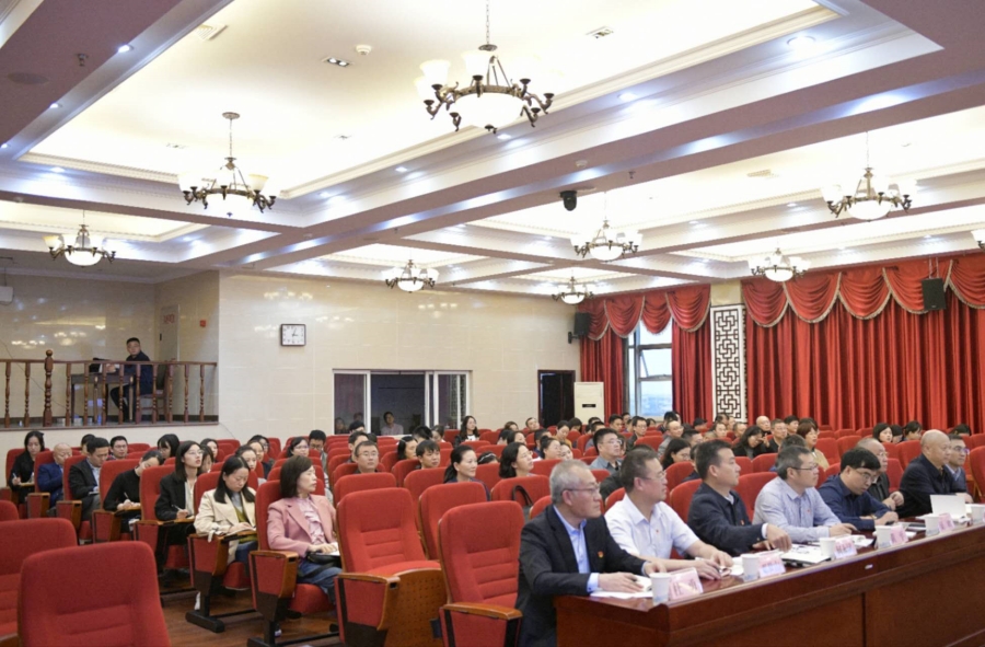 学校召开党委理论学习中心组集中学习（扩大）会专题学习习近平总书记来川视察重要指示精神