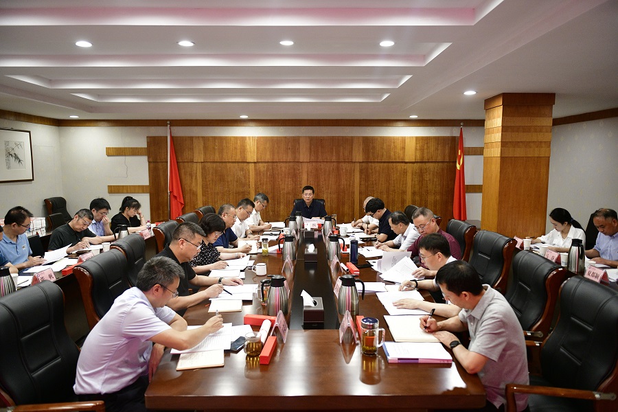 学校党委理论学习中心组深入学习党的二十届三中全会精神