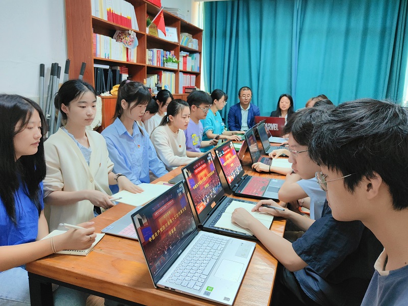 中西医临床医学系师生热议四川省第十二次党代会